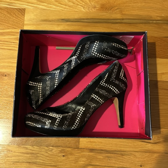 NIB Vince Camuto Heels - Picture 2 of 9